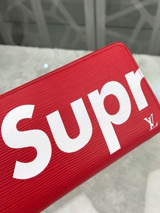 LV x Supreme M60305水波纹小号单拉钱包，顶级牛皮材质，耐用且充满活力