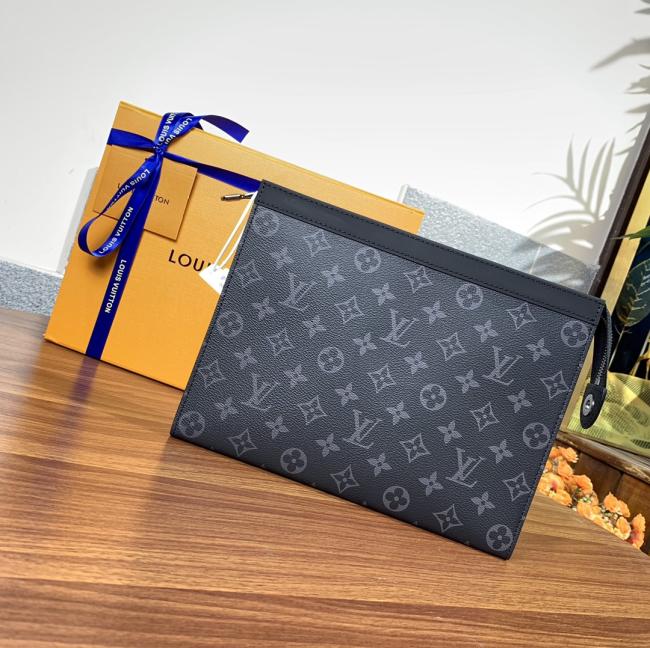 LV M61692 Monogram Eclipse 黑花 Pochette Voyage 中号手袋