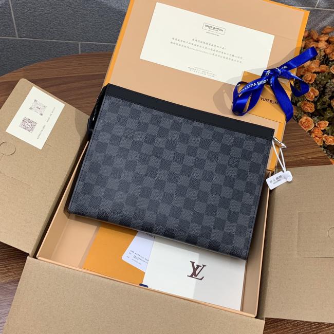 LV M41696 Monogram Eclipse 新款 Pochette Voyage 中号手袋