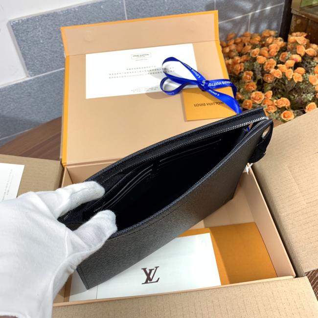 LV M30675 Taiga皮革 Pochette Voyage 中号手袋