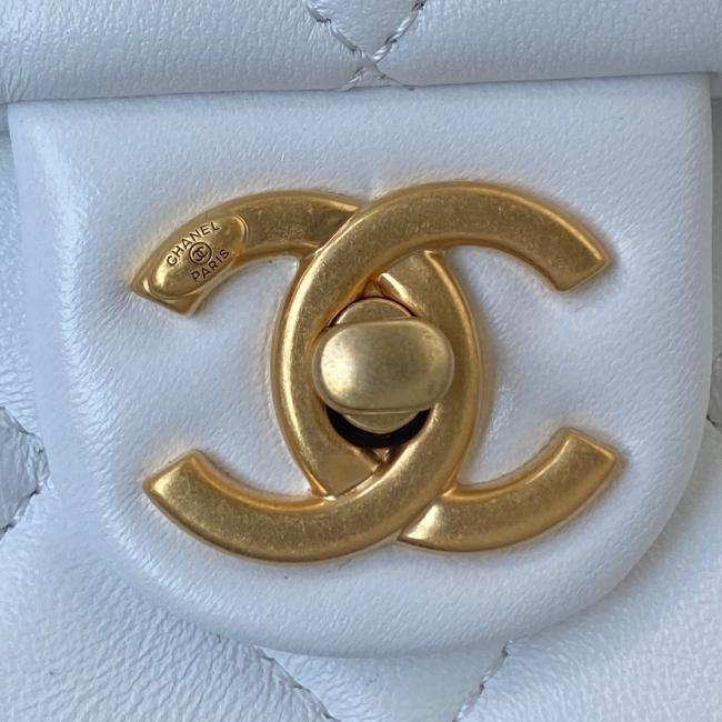 CHANEL 2022SS经典菱格口盖包，粗旷金色链子润饰手袋