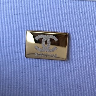 CHANEL 2022SS经典菱格口盖包，粗旷金色链子润饰手袋