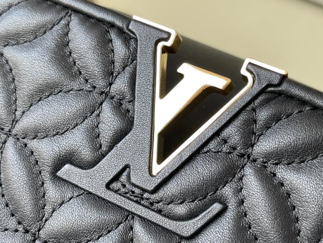 LV M55366 Capucines 中号手袋，花卉绗缝浮现，舒适肩背体验