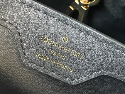 LV M55366 Capucines 中号手袋，花卉绗缝浮现，舒适肩背体验