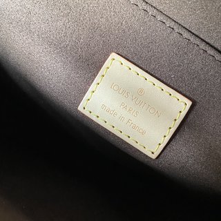 LV M40老花 Pochette Metis 手袋，巧优雅Monogram帆布，多功能设计