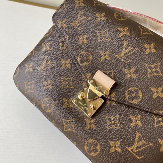 LV M40老花 Pochette Metis 手袋，巧优雅Monogram帆布，多功能设计