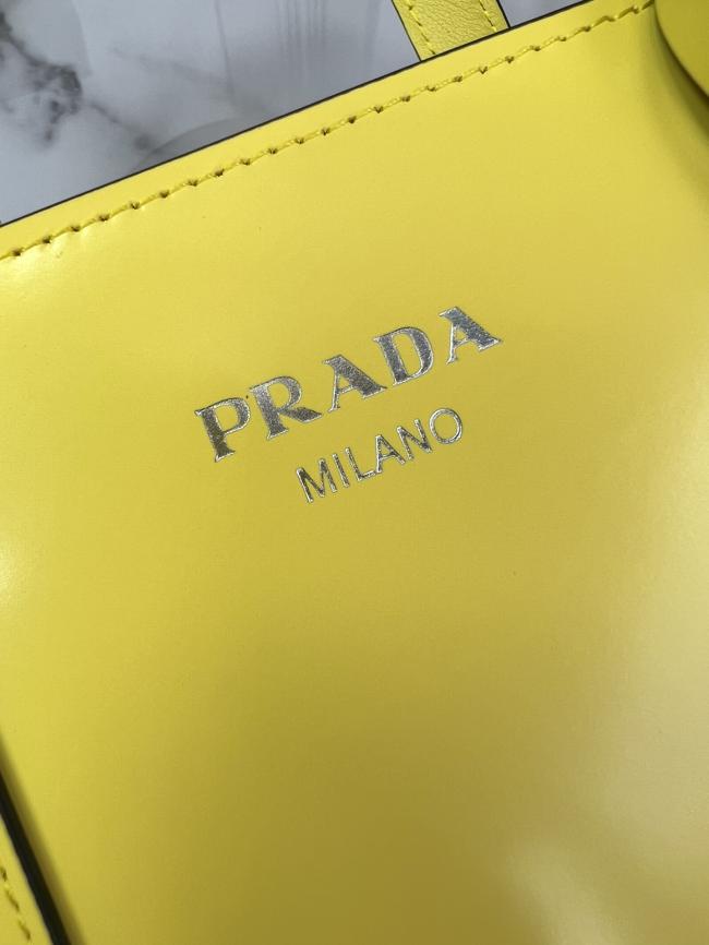 Prada 22新品Cleo系列亮面小牛皮手提包1BA357