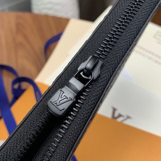 LV M69047 Zippy Vertical Taurillon 牛皮拉链夹