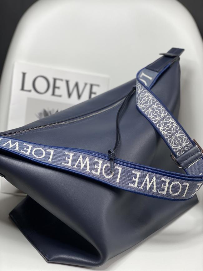 LOEWE Cubi 2022男包 兰色斜挎包