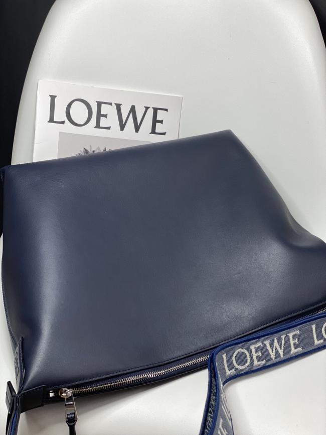 LOEWE Cubi 2022男包 兰色斜挎包