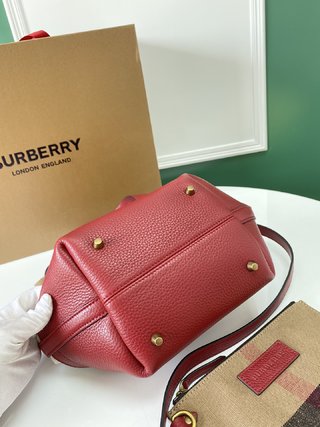 Burberry 3211 酒红色 Canvas 格纹水桶包，皮革流苏细节，经久耐用