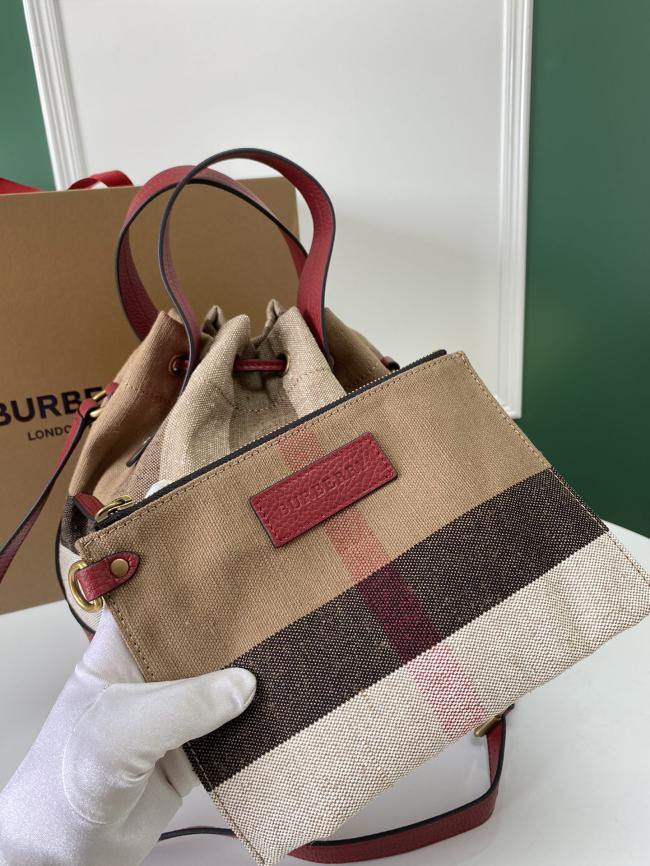 Burberry 3211 酒红色 Canvas 格纹水桶包，皮革流苏细节，经久耐用