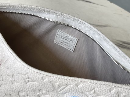 LV M81556 米白全皮 Sac Tricot 手拿包 2022秋冬系列