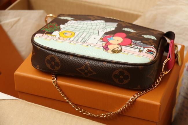 LV M58009 Vivienne Holidays 2022 Mini Pochette Accessoires 玫红款式