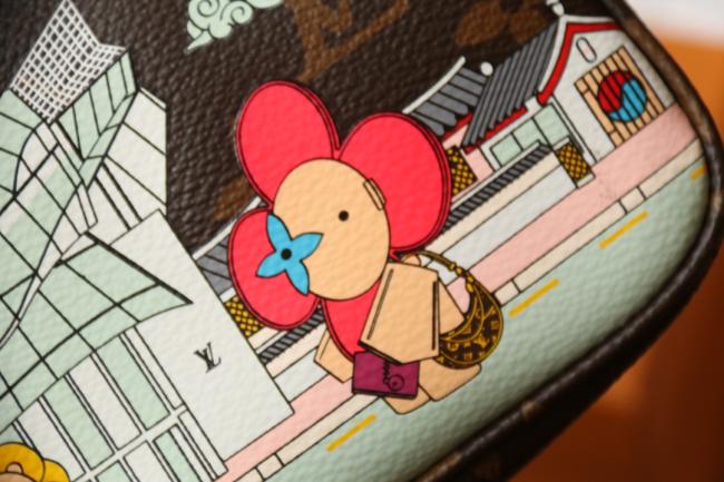 LV M58009 Vivienne Holidays 2022 Mini Pochette Accessoires 玫红款式