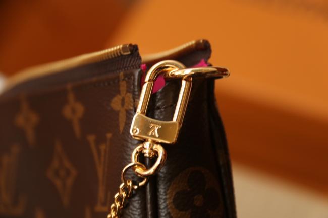 LV M58009 Vivienne Holidays 2022 Mini Pochette Accessoires 玫红款式