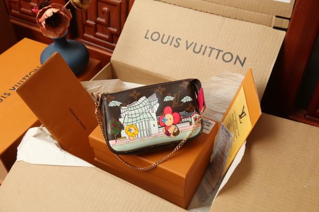 LV M58009 Vivienne Holidays 2022 Mini Pochette Accessoires 玫红款式