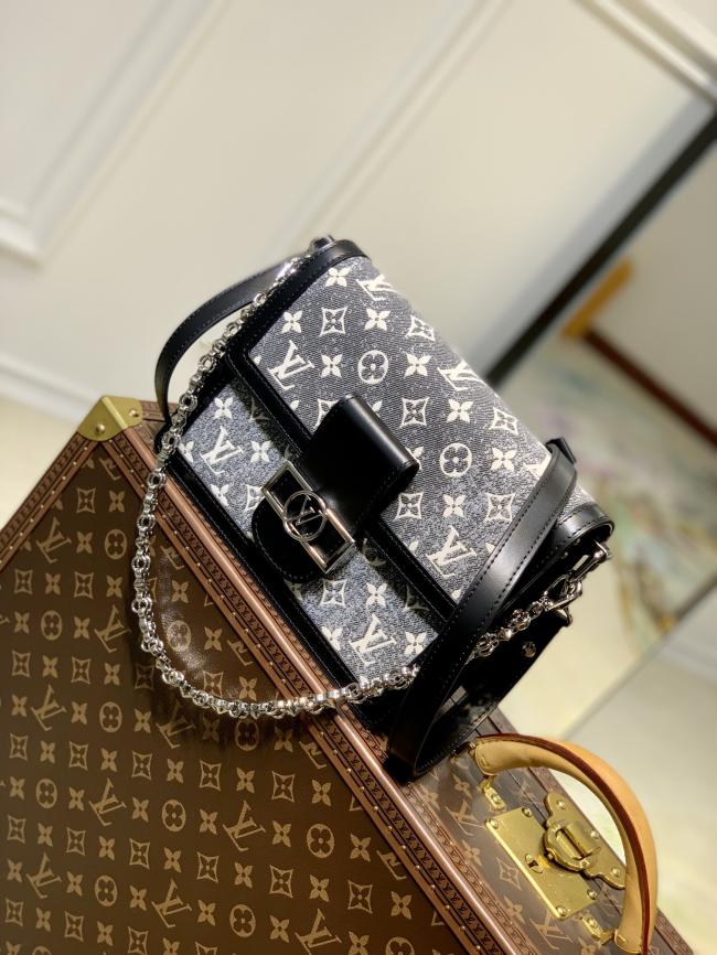 LV Dauphine M21458 中号手袋，2023 Cruise 早春秀场时尚主旨