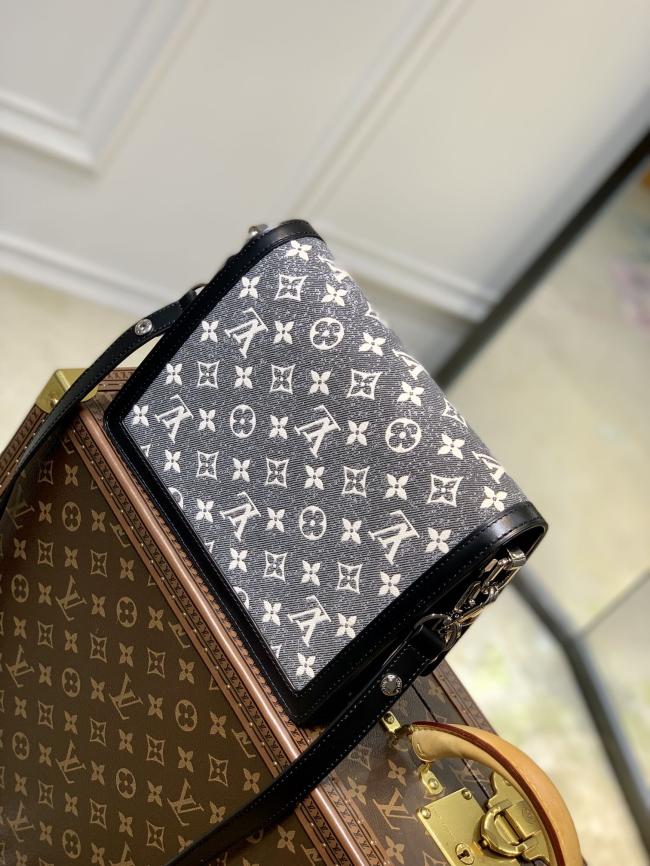 LV Dauphine M21458 中号手袋，2023 Cruise 早春秀场时尚主旨