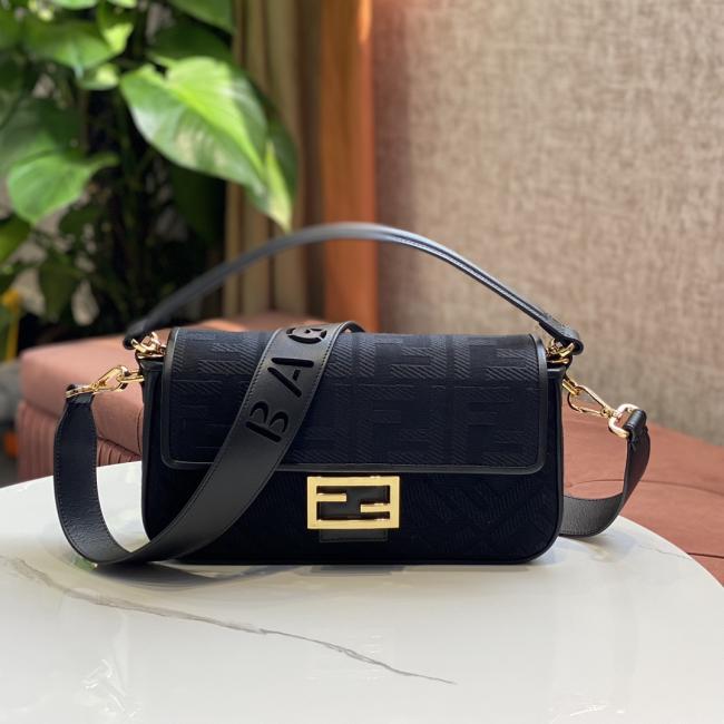 Fendi Baguette 中号手袋黑色FF凸纹皮革饰边磁扣拉链内部隔层设计