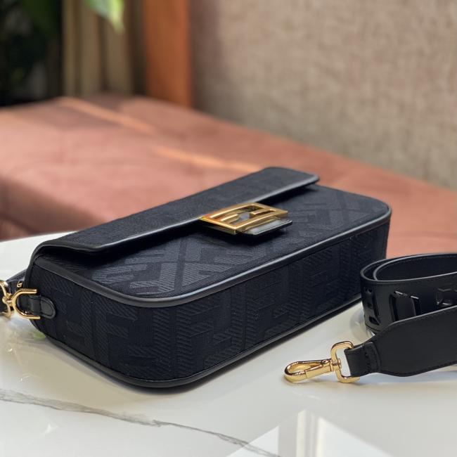 Fendi Baguette 中号手袋黑色FF凸纹皮革饰边磁扣拉链内部隔层设计