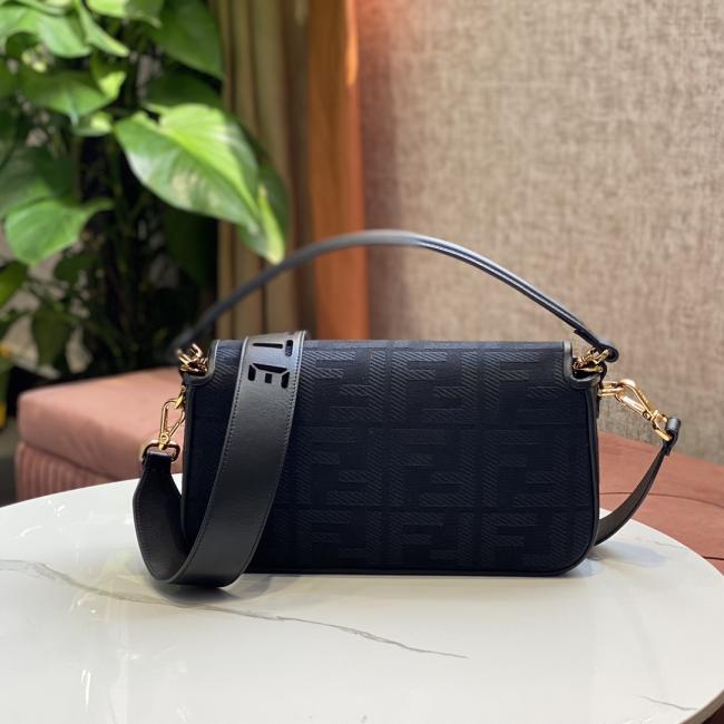 Fendi Baguette 中号手袋黑色FF凸纹皮革饰边磁扣拉链内部隔层设计