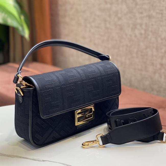 Fendi Baguette 中号手袋黑色FF凸纹皮革饰边磁扣拉链内部隔层设计