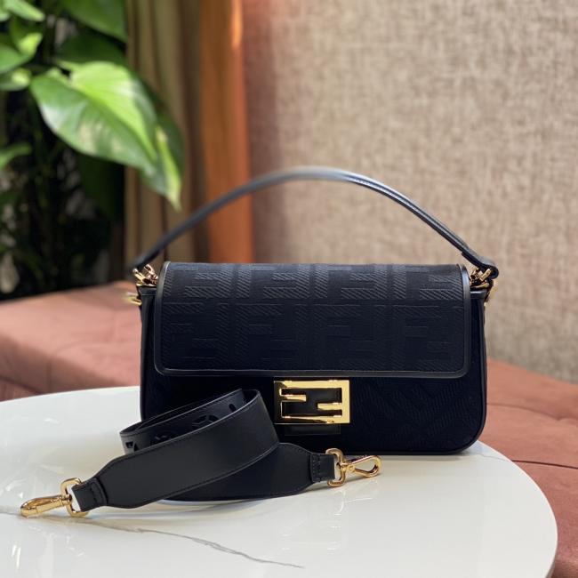 Fendi Baguette 中号手袋黑色FF凸纹皮革饰边磁扣拉链内部隔层设计