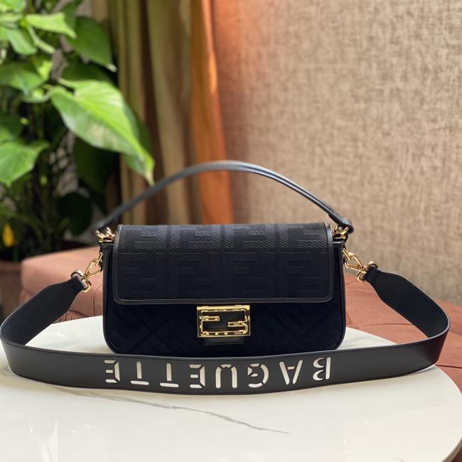 Fendi Baguette 中号手袋黑色FF凸纹皮革饰边磁扣拉链内部隔层设计