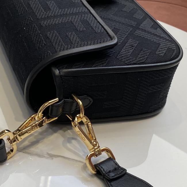 Fendi Baguette 中号手袋黑色FF凸纹皮革饰边磁扣拉链内部隔层设计