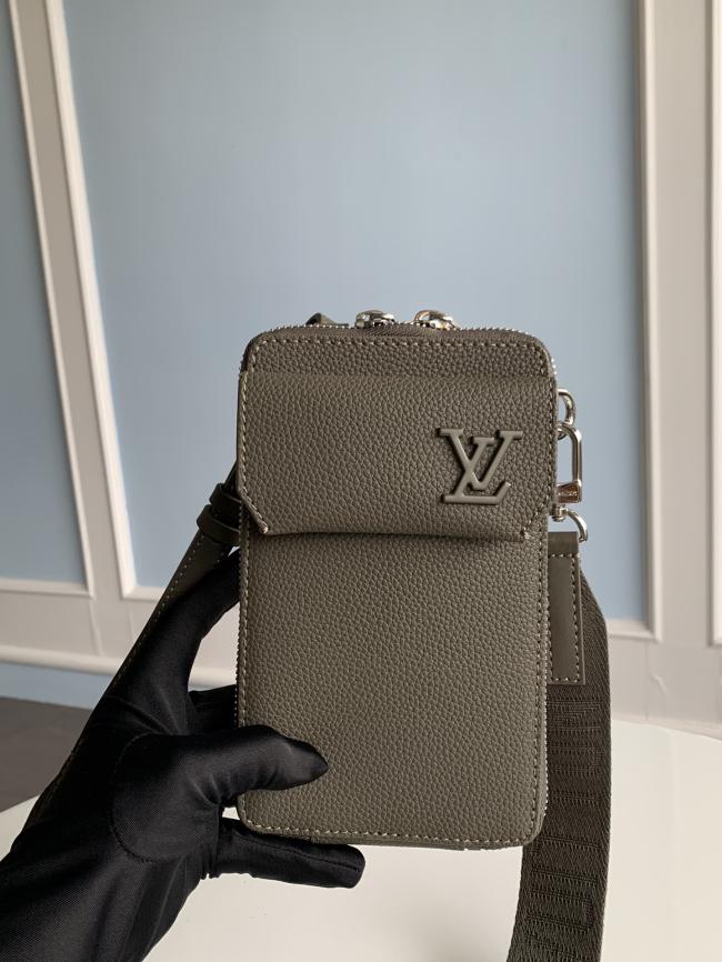 LV Aerogram M57089粒面牛皮革手机包，时尚雅致款式