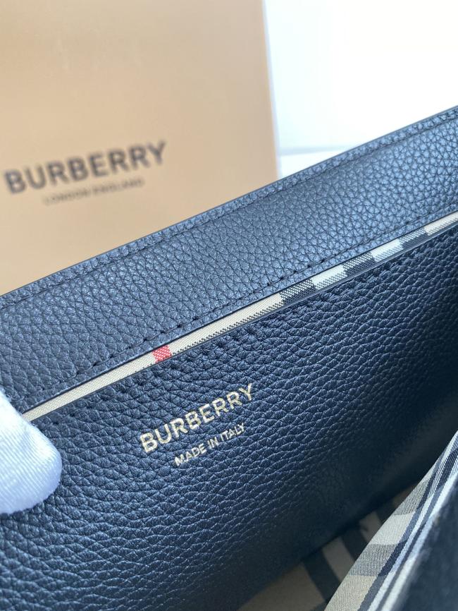 Burberry最新宽肩带斜背包，粒纹皮革，可拆式网纹背带设计