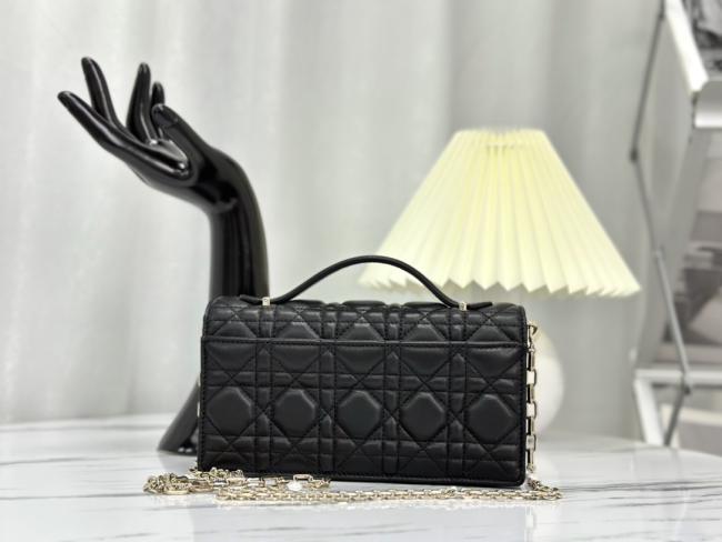 Dior Lady Dior 珍珠手拿包 黑色羊皮，时尚奢华款式