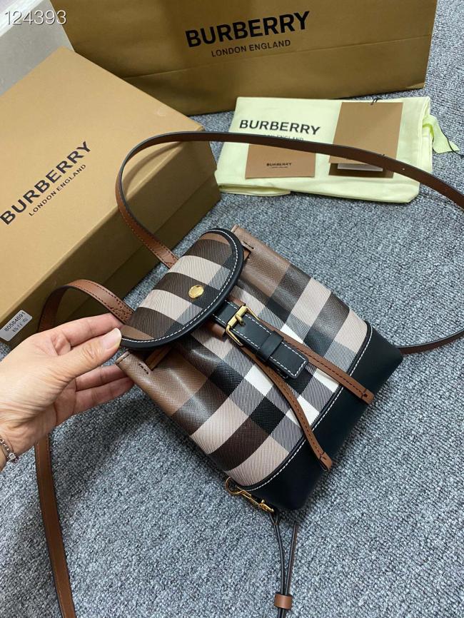 Burberry 桦木棕格迷你双肩包 生物基材料新款