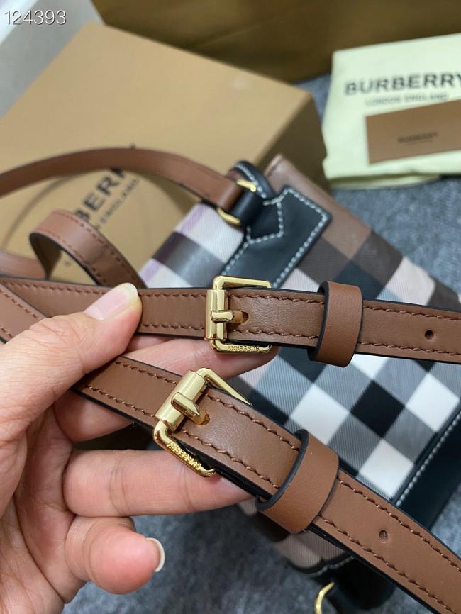 Burberry 桦木棕格迷你双肩包 生物基材料新款