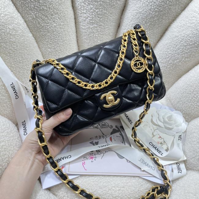 Chanel 香奈儿 新款黑色大号4000金币cfmini斜挎包 上身图