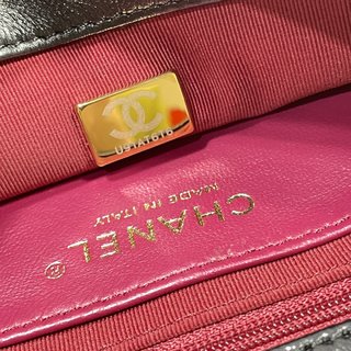 Chanel 香奈儿 新款黑色大号4000金币cfmini斜挎包 上身图