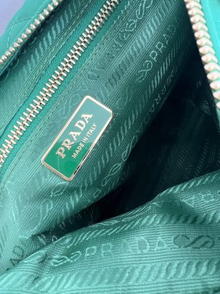 Prada Vintage中古尼龙菱格流浪包1BG468，时尚大气，多种背法