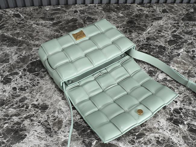 BV Bottega Veneta BV Cassette 枕头包 591970款式，时尚复古，原厂羊皮设计