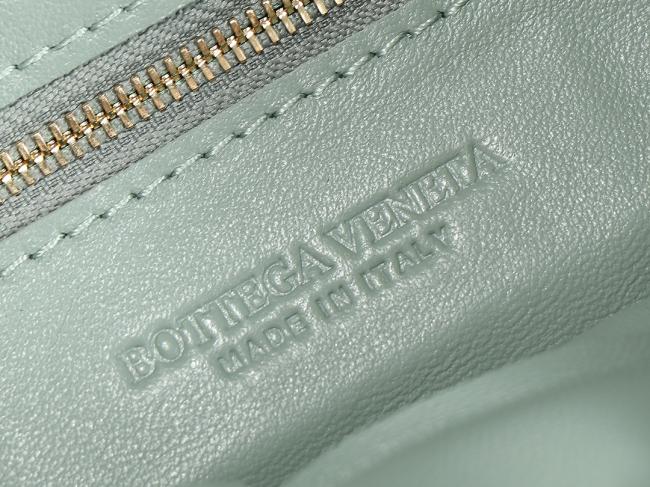 BV Bottega Veneta BV Cassette 枕头包 591970款式，时尚复古，原厂羊皮设计