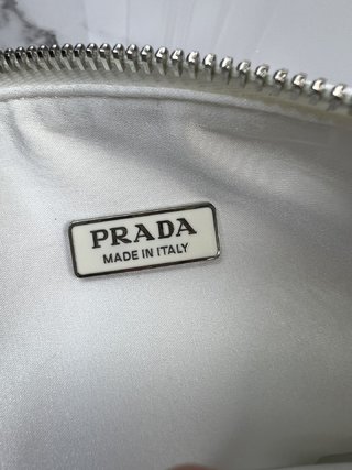 PRADA 闪钻三角包1BH190，时尚利落设计，可拆卸肩带