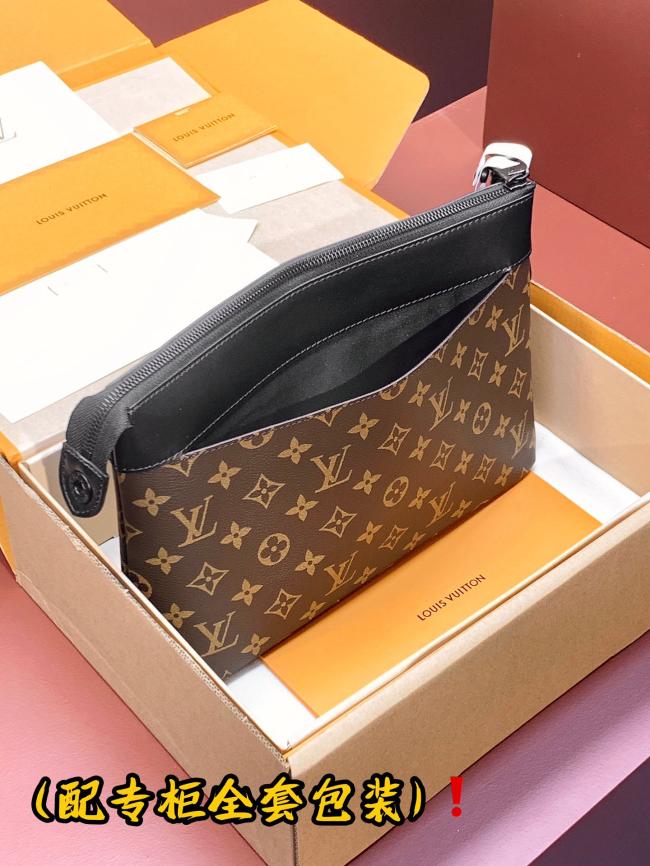 LV M82545 Monogram Eclipse POCHETTE VOYAGE SOUPLE 手拿包