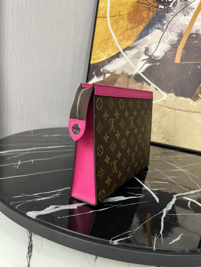 LV M61692玫红Monogram Eclipse帆布Pochette Voyage中号手袋