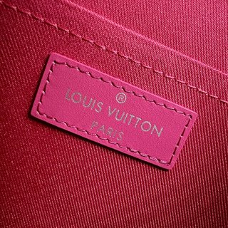 LV M61692玫红Monogram Eclipse帆布Pochette Voyage中号手袋