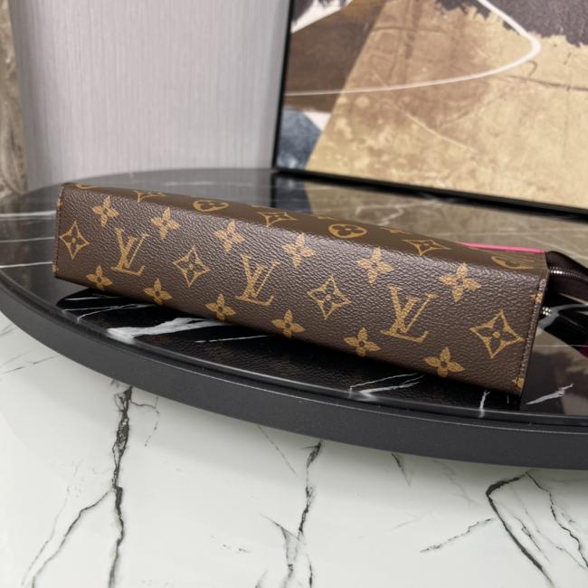 LV M61692玫红Monogram Eclipse帆布Pochette Voyage中号手袋