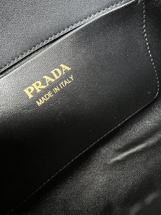 PRADA 1BD343 进口亮面小牛皮走秀款梯形设计，可拆卸肩带，容量大