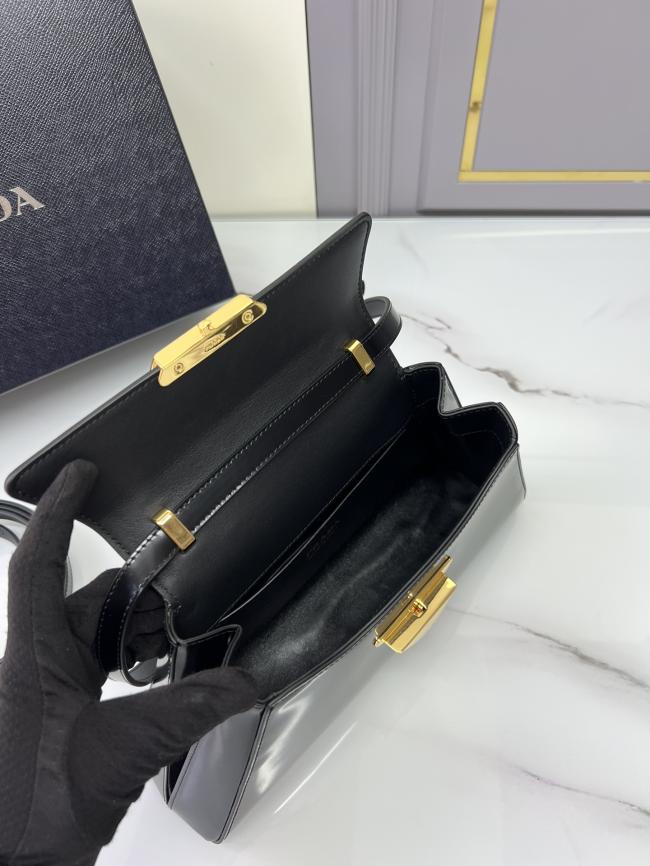 PRADA 1BD343 进口亮面小牛皮走秀款梯形设计，可拆卸肩带，容量大